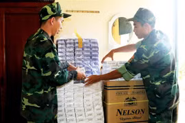 Lực lượng Biên phòng Vĩnh Nguơn thống kê số tang vật thu được. (Ảnh: Công Mạo/TTXVN)