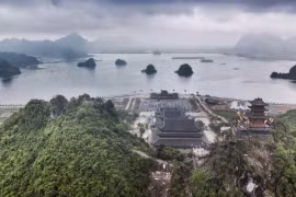 Quần thể chùa Tam Chúc có diện tích khoảng 5.100ha, với gần 1.000ha hồ nước, 3.000 ha núi đá, rừng tự nhiên. (Ảnh: Trọng Đạt/TTXVN)