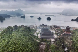 Quần thể chùa Tam Chúc có diện tích khoảng 5.100ha, với gần 1.000ha hồ nước, 3.000 ha núi đá, rừng tự nhiên. (Ảnh: Trọng Đạt/TTXVN)