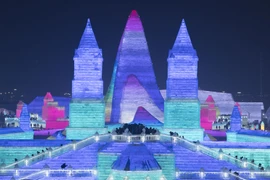 Thế giới băng tuyết Cáp Nhĩ Tân ở tỉnh Hắc Long Giang, Đông Bắc Trung Quốc mở cửa đón khách du lịch ngày 23/12/2019. (Ảnh: THX/TTXVN)