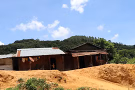 Thủy điện Đăk Mi 1 suốt 10 năm vẫn chưa triển khai tái định canh, định cư khiến người dân phải sống lay lắt tại nơi ở cũ. (Ảnh: Cao Nguyên/TTXVN)