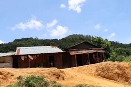 Thủy điện Đăk Mi 1 suốt 10 năm vẫn chưa triển khai tái định canh, định cư khiến người dân phải sống lay lắt tại nơi ở cũ. (Ảnh: Cao Nguyên/TTXVN)