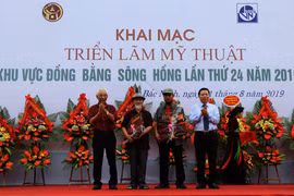 Lãnh đạo tỉnh Bắc Ninh và Hội Mỹ thuật Việt Nam trao giải cho các tác giả. (Ảnh: Đinh Văn Nhiều/TTXVN)