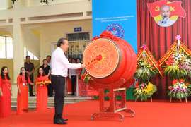 Phó Thủ tướng Thường trực Chính phủ Trương Hòa Bình đánh trống khai giảng năm học mới tại trường Tiểu học Hoàng Hoa Thám, thành phố Thanh Hóa. (Ảnh: Doãn Tấn/TTXVN) 