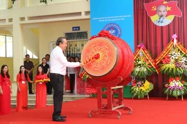 Phó Thủ tướng Thường trực Chính phủ Trương Hòa Bình đánh trống khai giảng năm học mới tại trường Tiểu học Hoàng Hoa Thám, thành phố Thanh Hóa. (Ảnh: Doãn Tấn/TTXVN) 
