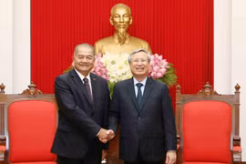 Thường trực Ban Bí thư Trần Quốc Vượng tiếp ông Kikeo Khaykham Phithoune, Trưởng Ban Tuyên huấn Trung ương Đảng Nhân dân cách mạng Lào. (Ảnh: Phương Hoa/TTXVN)
