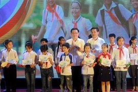 Phó Thủ tướng Vương Đình Huệ và Bí thư Tỉnh ủy Thái Bình Nguyễn Hồng Diên trao quà cho các em học sinh tại Thái Bình trong chương trình Gala. (Ảnh: Thế Duyệt/TTXVN)