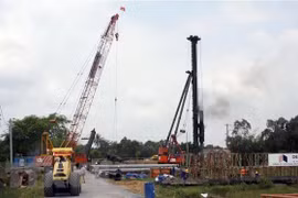 Các nhà thầu thi công xây dựng đường cao tốc Trung Lương-Mỹ Thuận. (Ảnh: Tiến Lực/TTXVN)