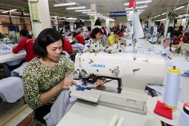 May hàng xuất khẩu tại nhà máy của Tổng công ty May 10. (Ảnh: Trần Việt/TTXVN)