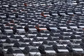 Xe ôtô mới xuất xưởng tại cảng Richmond, California (Mỹ) ngày 24/5/2018. (Ảnh: Getty Images/TTXVN)