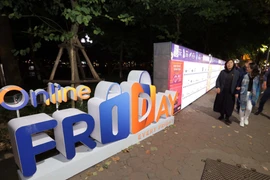 Bảng giới thiệu các quy trình mua hàng trực tuyến tại bờ hồ Hoàn Kiếm. (Ảnh: Trần Việt/TTXVN)