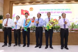 Các lãnh đạo tỉnh Đồng Tháp chúc mừng ông Nguyễn Thiện Nghĩa (thừ 3 từ trái sang) được bầu bổ sung giữ chức vụ Phó Chủ tịch UBND tỉnh. (Ảnh: Nguyễn Văn Trí/TTXVN)