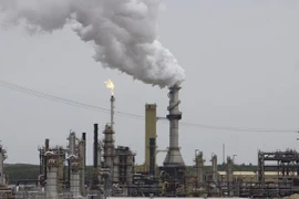 Một cơ sở khai thác dầu tại Fort McMurray của Canada. (Ảnh: AFP/TTXVN)