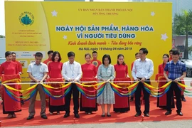 Đại biểu cắt băng khai mạc “Ngày hội sản phẩm hàng hóa vì người tiêu dùng”. (Ảnh: Đỗ Phương Anh/TTXVN)