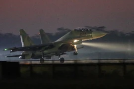 Máy bay tiêm kích SU-30MK2 bay đêm tại sân bay Kép (Bắc Giang). (Ảnh: Dương Giang/TTXVN)