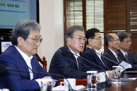 Tổng thống Hàn Quốc Moon Jae-in (thứ 2, trái) chủ trì cuộc họp gồm các quan chức cấp cao của Phủ Tổng thống Hàn Quốc tại Seoul ngày 8/7/2019. (Ảnh: Yonhap/TTXVN) 