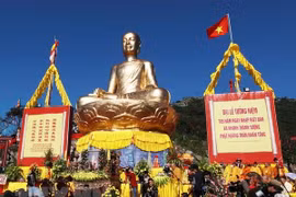 Tượng Phật hoàng Trần Nhân Tông tại Khu Di tích danh thắng non thiêng Yên Tử. (Ảnh: Nguyễn Dân/TTXVN)