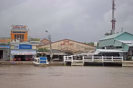 Sạt lở đe dọa đến nhiều công trình ven cửa biển Vàm Xoáy, xã Đất Mũi (Ngọc Hiển, Cà Mau). (Ảnh: Huỳnh Thế Anh/TTXVN)