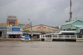 Sạt lở đe dọa đến nhiều công trình ven cửa biển Vàm Xoáy, xã Đất Mũi (Ngọc Hiển, Cà Mau). (Ảnh: Huỳnh Thế Anh/TTXVN)