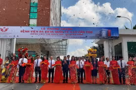 Cắt băng khánh thành Bệnh viện Đa khoa Quốc tế SIS. (Ảnh: Ánh Tuyết/TTXVN)