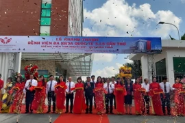 Cắt băng khánh thành Bệnh viện Đa khoa Quốc tế SIS. (Ảnh: Ánh Tuyết/TTXVN)