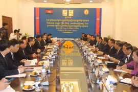 Quang cảnh hội đàm giữa Đoàn Ủy ban Kiểm tra Trung ương với Thường trực Thành ủy CPP thủ đô Phnom Penh. (Ảnh: Nhóm PV thường trú tại Campuchia)