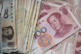 Đồng tiền mệnh giá 100 nhân dân tệ của Trung Quốc. (Ảnh: AFP/TTXVN)