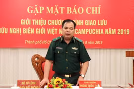 Thiếu tướng Phùng Quốc Tuấn, Phó Chính ủy Bộ đội Biên phòng giới thiệu chương trình Giao lưu hữu nghị biên giới Việt Nam-Campuchia 2019. (Ảnh: Xuân Khu/TTXVN)