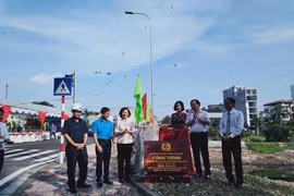 Nghi thức lễ gắn biển công trình chào mừng kỷ niệm 90 năm Ngày thành lập công đoàn Việt Nam (28/7/1929-28/7/2019) cho cầu Bắc Linh Đàm. (Ảnh: Tuyết Mai/TTXVN)