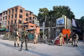 Binh sỹ bán quân sự Ấn Độ tuần tra trong thời gian áp đặt lệnh giới nghiêm tại Srinagar, thủ phủ mùa Hè thuộc bang Jammu-Kashmir do Ấn Độ kiểm soát ngày 5/8/2019. (Ảnh: AFP/TTXVN)