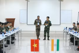 Chuyên gia Việt Nam và Ấn Độ trao đổi kinh nghiệm trong hoạt động gìn giữ hoà bình. (Ảnh: Dương Giang/TTXVN) 
