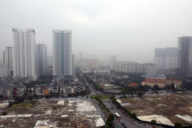 Hà Nội vừa trải qua mấy cơn mưa nhưng bầu trời vẫn mờ mịt trong làn khói. Bầu không khí tại khu vực quận Cầu Giấy vào lúc 11h ngày 4/10/2019. (Ảnh: Huy Hùng/TTXVN)