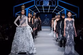 Bộ sưu tập Dear MCQ của Nguyễn Tiến Truyển trình diễn tại Tuần lễ Thời trang quốc tế Việt Nam Thu Đông 2018. (Ảnh: BTC)