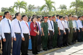 Chủ tịch Quốc hội Nguyễn Thị Kim Ngân dâng hương tưởng niệm các anh hùng liệt sỹ tại Vĩnh Long. (Ảnh: Trọng Đức/TTXVN)