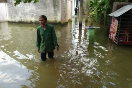 Người dân sống trong cảnh ngập nước. (Ảnh: K GỬIH/TTXVN)