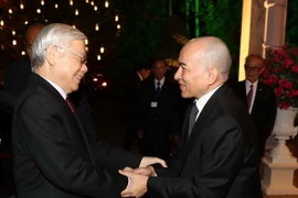 Quốc vương Campuchia Norodom Sihamoni đón Tổng Bí thư, Chủ tịch nước Nguyễn Phú Trọng. (Ảnh: Trí Dũng/TTXVN)