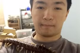 Neil Cheng Le bên con rết thú cưng kỳ dị. (Nguồn: dailymail.co.uk)