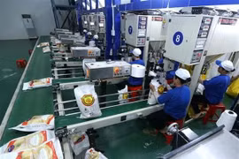 Dây chuyền đóng gói sản phẩm gạo xuất khẩu. (Ảnh: Vũ Sinh/TTXVN)