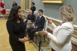 Ảnh (tư liệu): Bà Jody Wilson-Raybould (trái) tuyên thệ nhậm chức Bộ trưởng Tư pháp Canada tại Ottawa ngày 4/11/2015. (Ảnh: AFP/TTXVN)