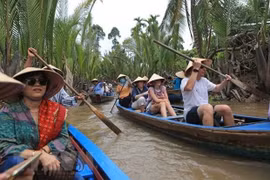 Khách quốc tế khám phá miền sông nước Tiền Giang. (Ảnh: Ngọc Hà/TTXVN)