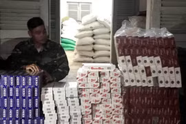 Cán bộ Đồn Biên phòng cửa khẩu quốc tế Tịnh Biên kiểm đếm tang vật thu được. (Ảnh: Công Mạo/TTXVN)