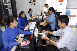 Hành khách mua vé tàu Tết tai ga Sài Gòn. (Ảnh:Hoàng Hải/TTXVN)