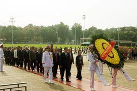 Đoàn đại biểu dự Đại hội đại biểu toàn quốc Mặt trận Tổ quốc Việt Nam lần thứ IX đến đặt vòng hoa và vào Lăng viếng Chủ tịch Hồ Chí Minh. (Ảnh: Nguyễn Dân/TTXVN)
