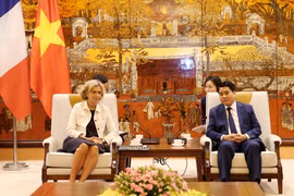 Chủ tịch UBND thành phố Hà Nội Nguyễn Đức Chung với Chủ tịch Hội đồng vùng Ile-de-France Valerie Pecresse. (Ảnh: Lâm Khánh/TTXVN)
