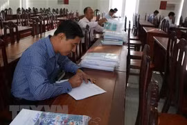 Thí sinh thực hiện phần thi viết thi tuyển Phó giám đốc Sở Công Thương tỉnh Hậu Giang. (Ảnh: Duy Khương/TTXVN)