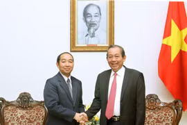 Phó Thủ tướng Thường trực Chính phủ Trương Hòa Bình tiếp Chánh án Tòa án nhân dân tối cao Lào Khampha Sengdara. (Ảnh: Nguyễn Dân/TTXVN)