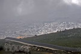 Hàng rào ngăn cách khu vực Cao nguyên Golan do Israel chiếm đóng, gần thị trấn Majdal Shams, với Syria, ngày 25/3/2019. (Ảnh: AFP/ TTXVN)