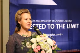 Đại biện Đại sứ quán Đan Mạch tại Việt Nam Louise Holmsgaard phát biểu khai mạc triển lãm. (Ảnh: Tiến Lực/TTXVN)