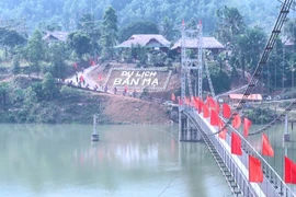 Bản Mạ (thôn Thanh Xuân, xã Xuân Cẩm) nằm bên dòng sông Chu hiền hòa, cảnh quan thiên nhiên xanh mát quanh năm là một trong 2 địa điểm được huyện Thường Xuân chọn làm điểm xây dựng du lịch cộng đồng. (Ảnh: Khiếu Tư/TTXVN)