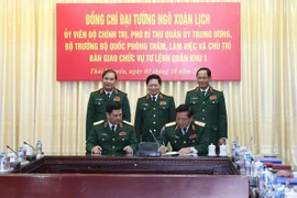 Đại tướng Ngô Xuân Lịch chứng kiến Lễ ký biên bản bàn giao Tư lệnh Quân khu 1. (Ảnh: TTXVN)